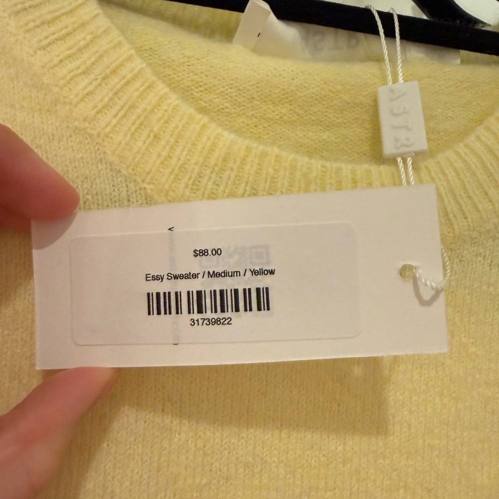 ASTR NWT yellow sweater size M